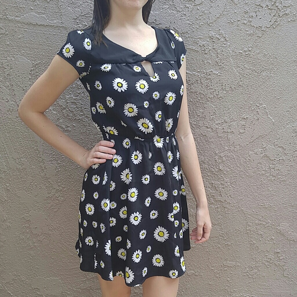LAST CHANCE 🎉 Daisy black dress